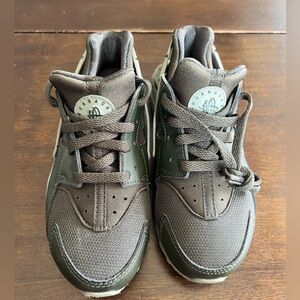 Children’s Nike Huarache shoe, forest green. Children’s size 13c